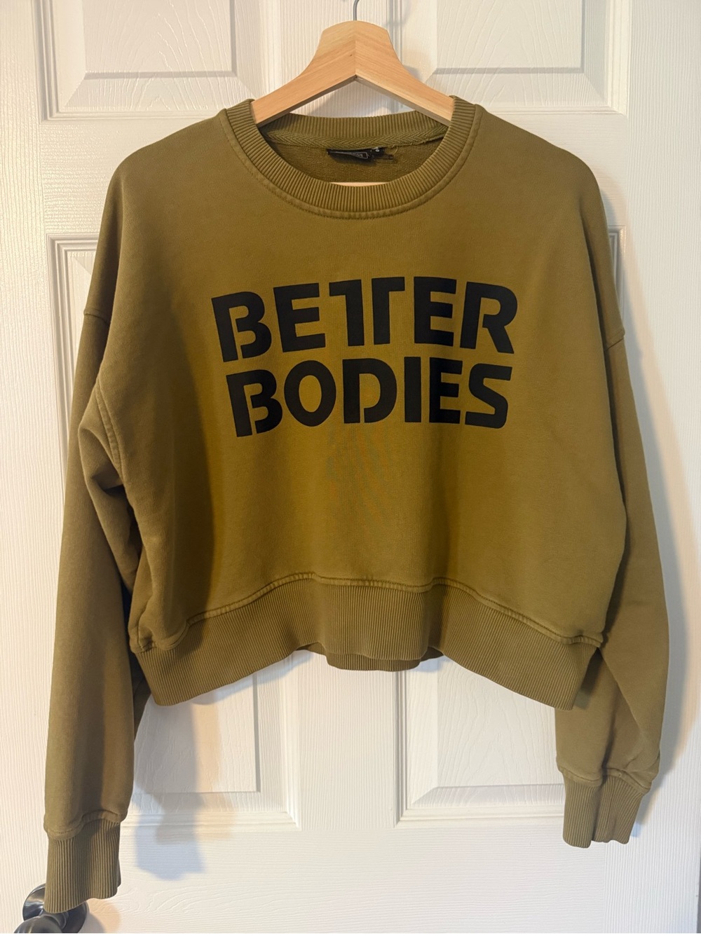 46. BETTER BODIES CROPPED CREWNECK SWEATER SZ S-XL